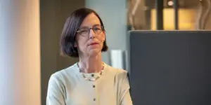 laura licht vestje leunend
